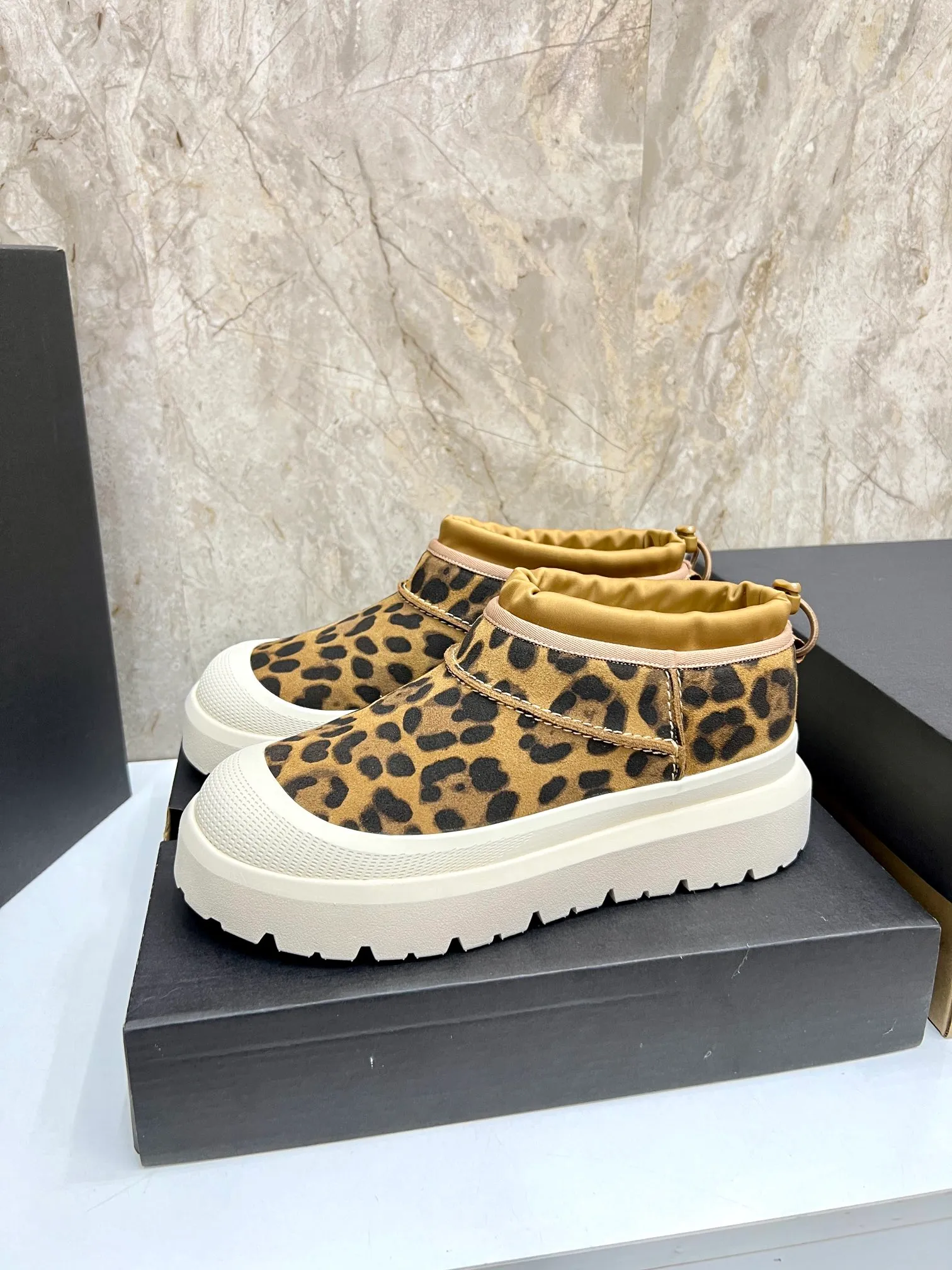 Men's men's shoes💰: 💰540💰Couple model👫 UGG Tasman Weather Hybrid one-second snow boots👢 Wang Yibo's same 👏 classic Tasman shoe is designed with environmentally friendly waterproof and snowproof material, which is both fashionable and functional. At the same time, it is paired with the new UGG Keen furry color-blocked jacket. Bright orange and maroon collide to create a new light outdoor style and open up a new travel experience in early autumn! Using the best materials, the 17mm fur-integrated surface is warmer and more breathable, and the outsole is upgraded to a lightweight and wear-resistant light wing technology outsole! Size: Women’s size 35-40 / Men’s size 38–44 (45 customized) Official website color